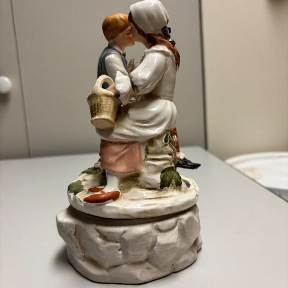 Vintage Porcelain Romeo & Juliet Rotating Figurine Music Box Price Imports JAPAN - Picture 2 of 6
